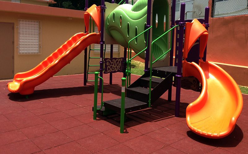 Parques infantiles con SUELOS DE CAUCHO RECICLADO Rebotaniños en